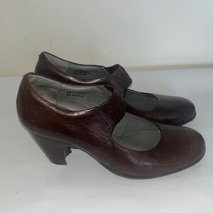 Born Crown Brown Mary Janes. Size 8 Used Excellent Condition.